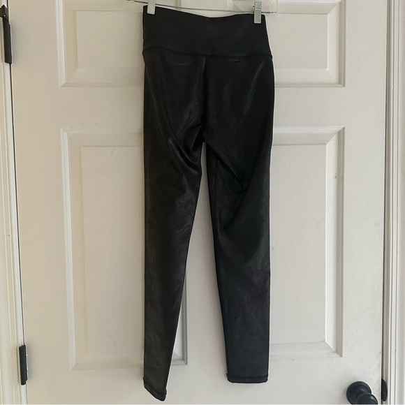 OFFLINE By Aerie The Hugger Crossover High Waisted Crackle Legging Black Medium - Picture 7 of 8